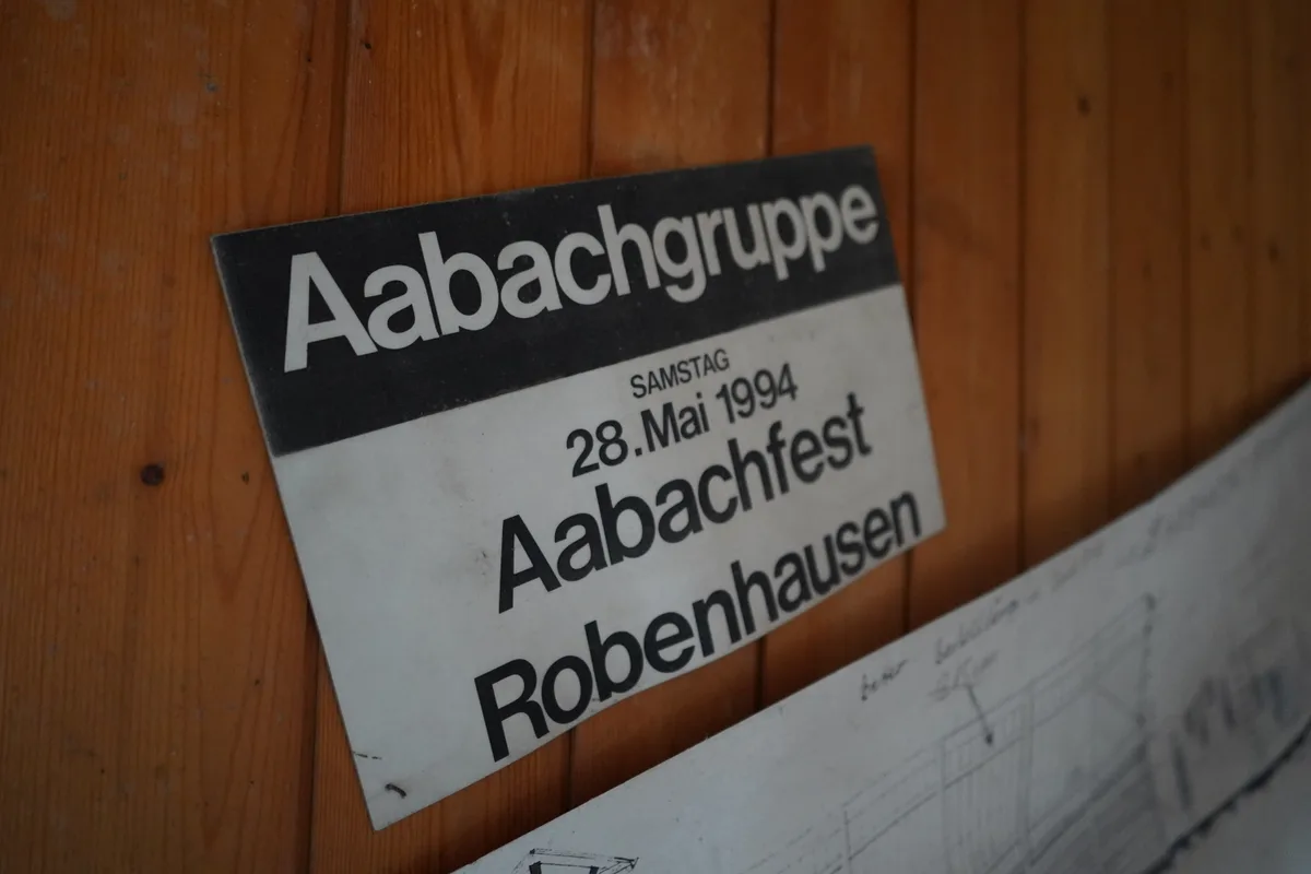 Verschiedene Deko-Gegenstände im Gebäude der alten Badi zeugen von besseren Zeiten der Aabachgruppe.
